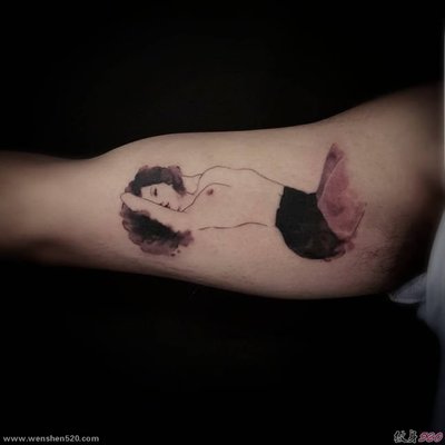 手大臂膀上绝对惊人的水彩裸体女子纹身图案-22kb