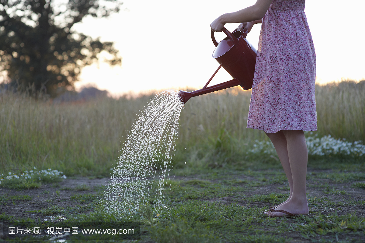 腰部以下,太阳裙,一个人,环境