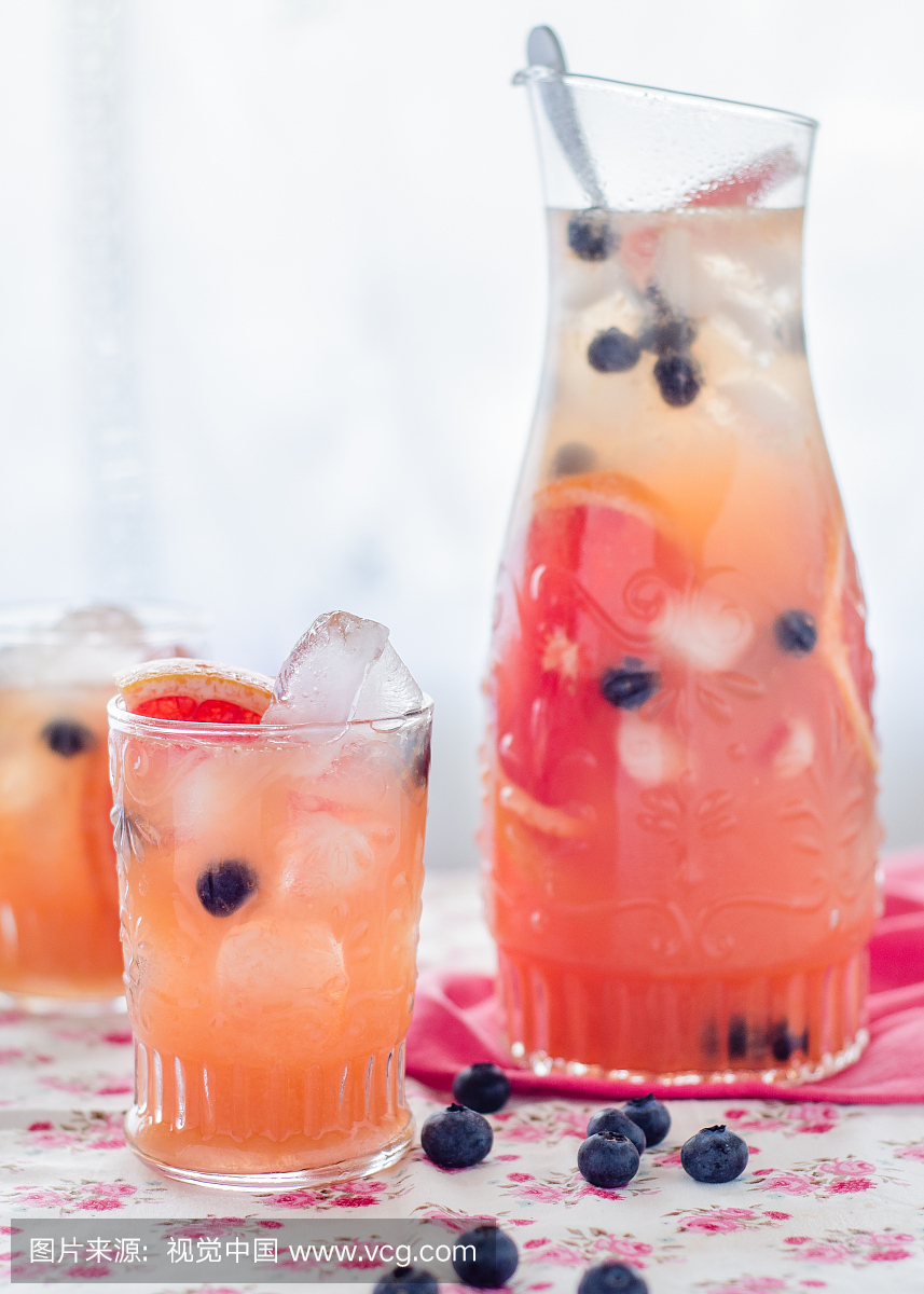 粉红葡萄柚汁与蓝莓