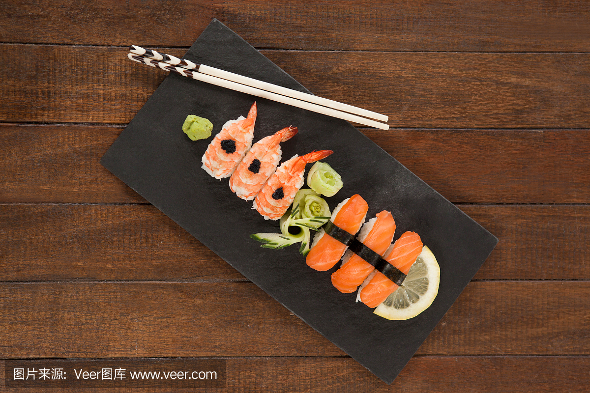 Nigiri寿司用黑石板石筷子服务