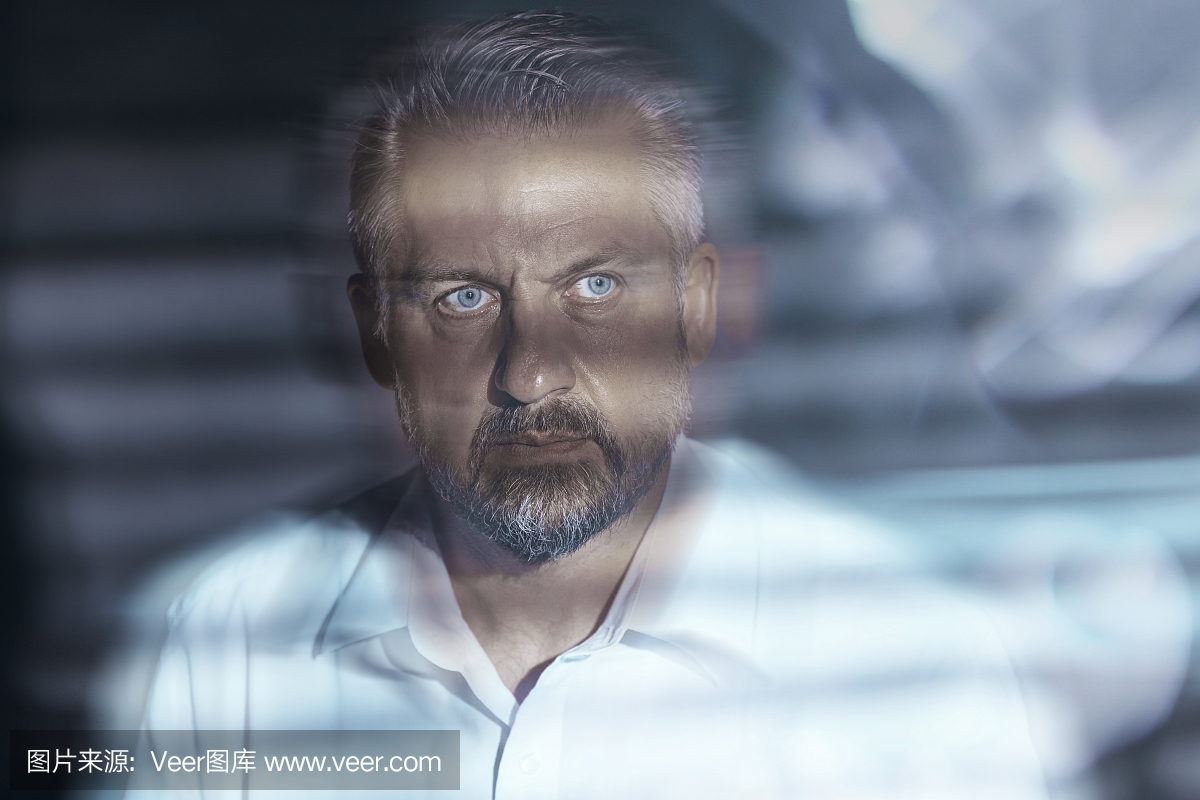 一个混乱的中年人的脸的模糊的特写镜头睁大了