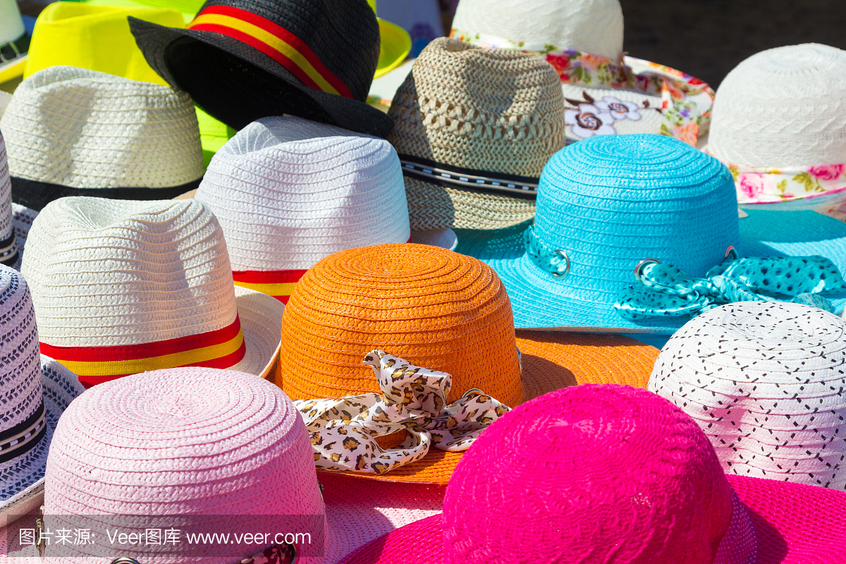 夏天所有颜色的许多帽子
