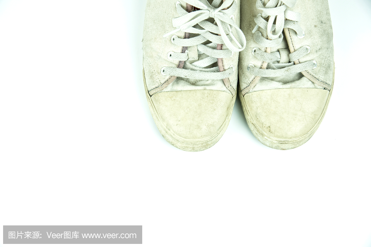 老运动鞋在白色背景上脏。