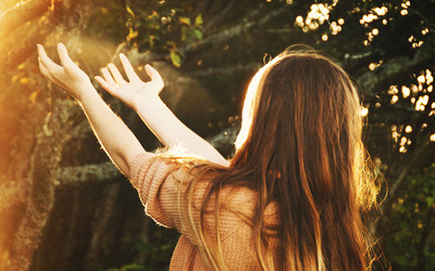 美女阳光下唯美写真桌面壁纸 1920x1200_第1-206kb