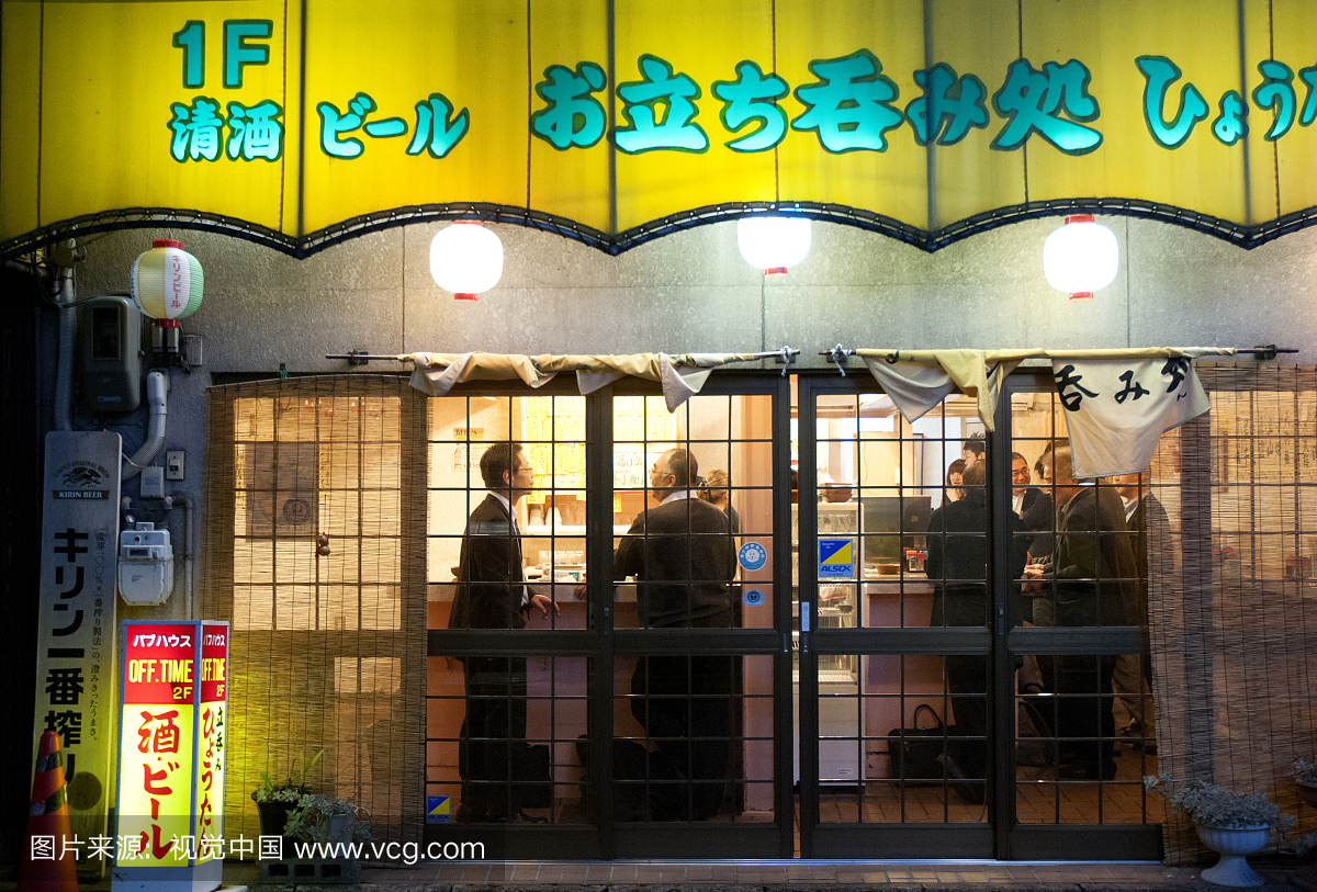 在日本京都的酒吧喝酒的人