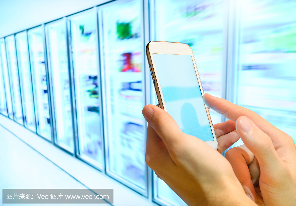 购物清单在她的智能手机超市。