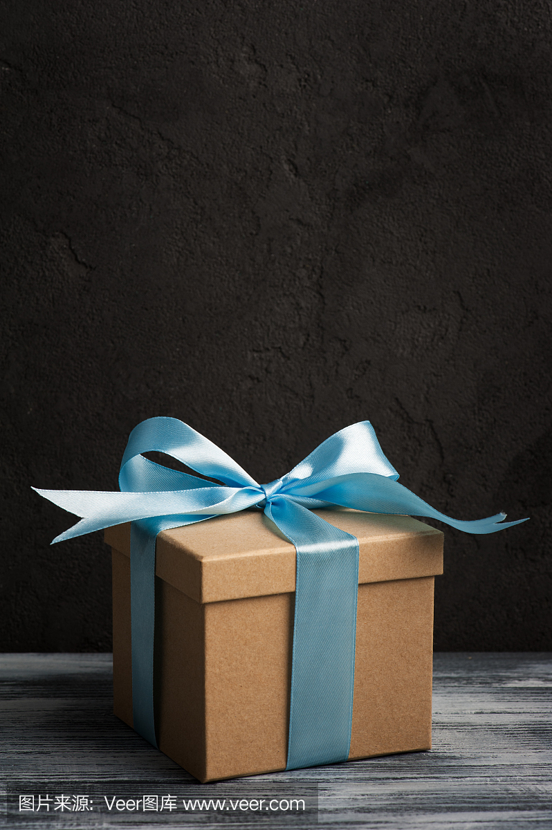 蓝色弓与手工礼物盒