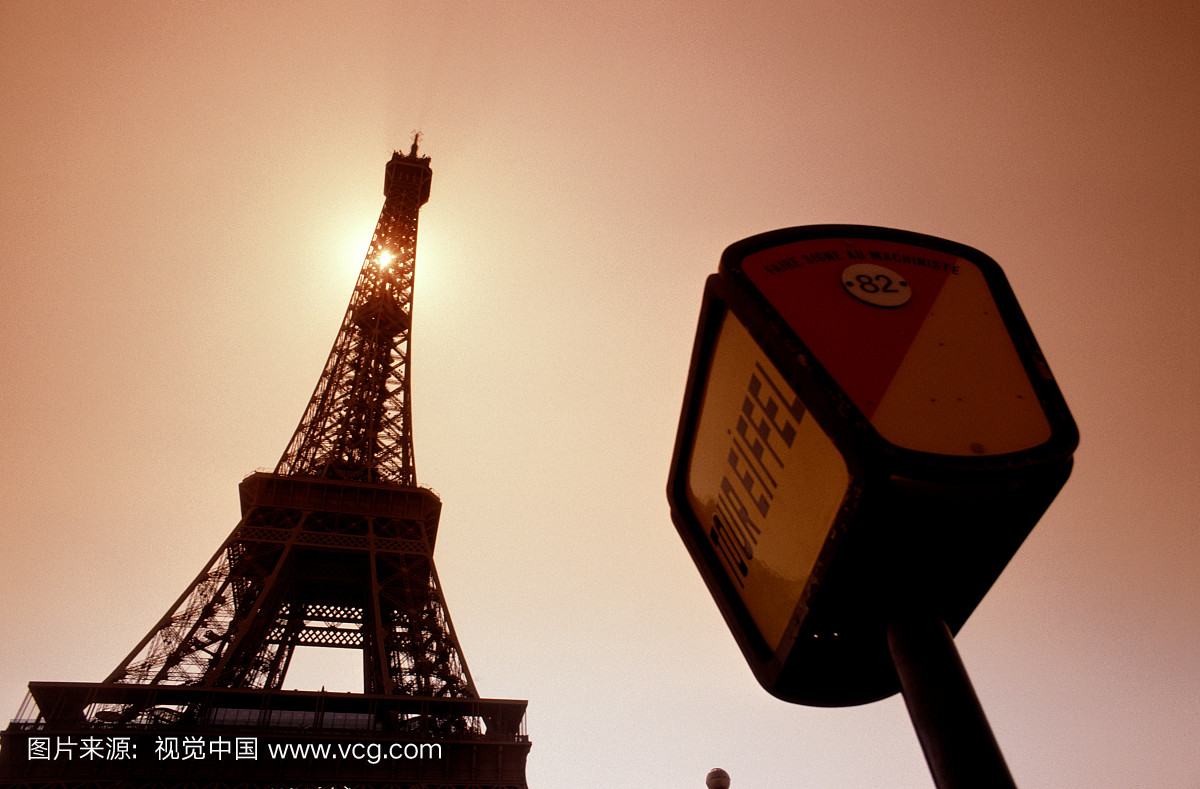 巴黎的EIFFEL TOWER和BUS STOP