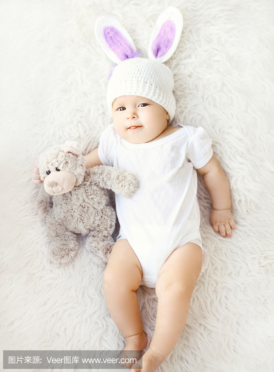 甜蜜的宝贝柔软的照片与兔耳朵的帽子