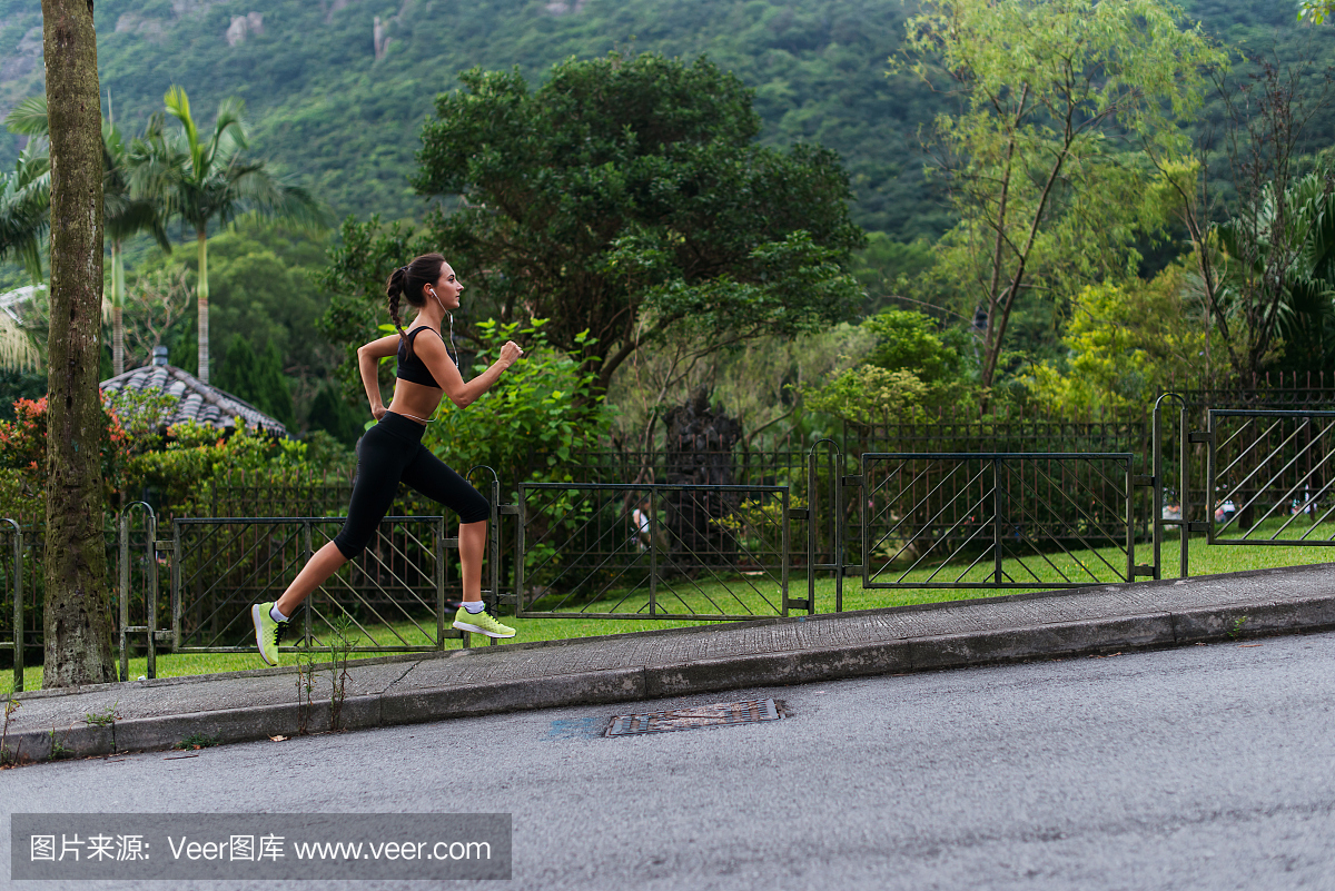 年轻适合的女人做有氧运动,听音乐,跑步