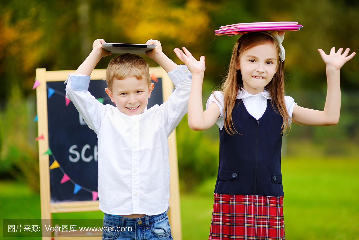 两个可爱的小学生感觉退学了