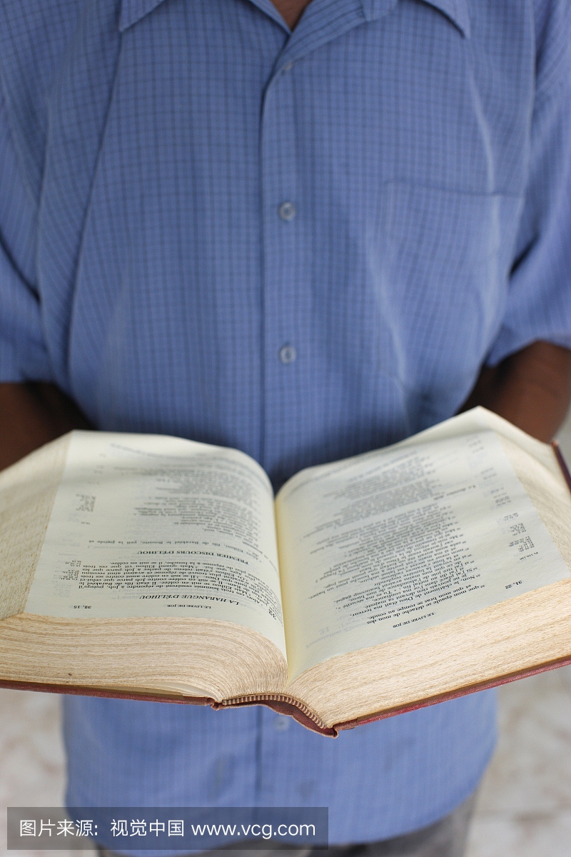 多哥,洛美?非洲人阅读圣经。多哥。