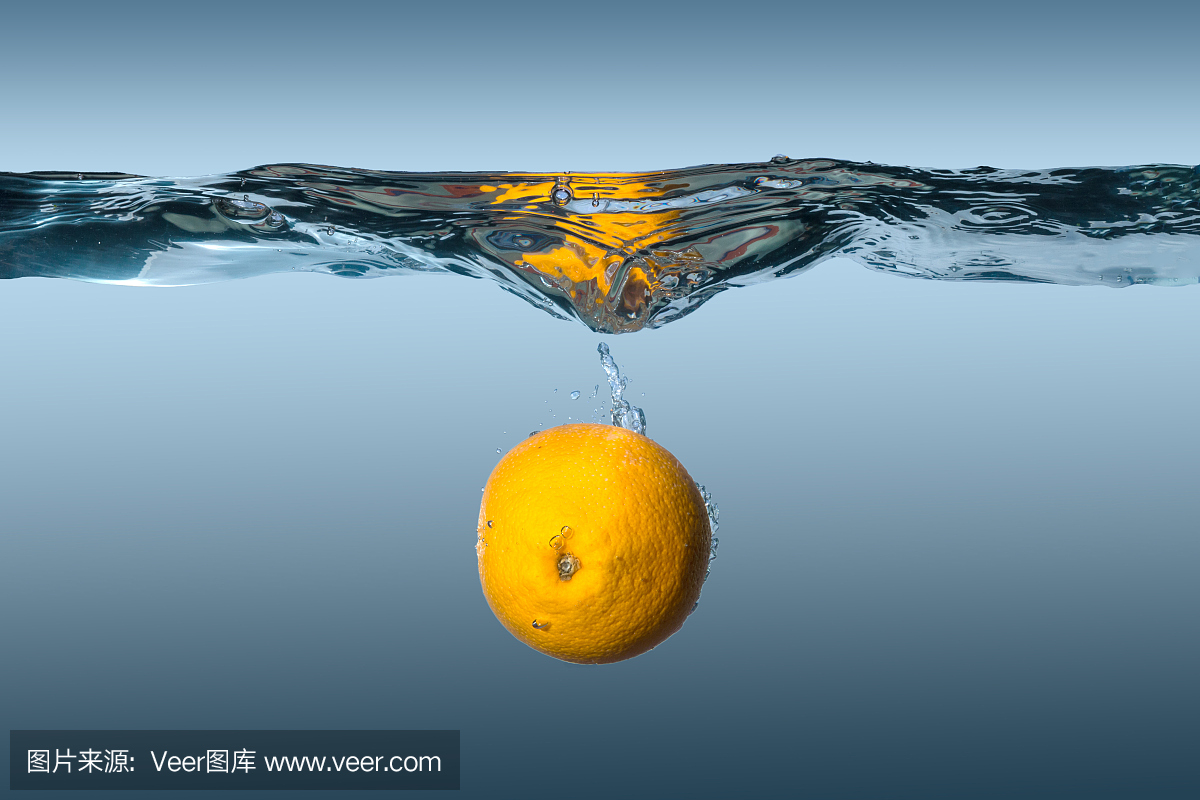 热带柑橘橙色水果在水中