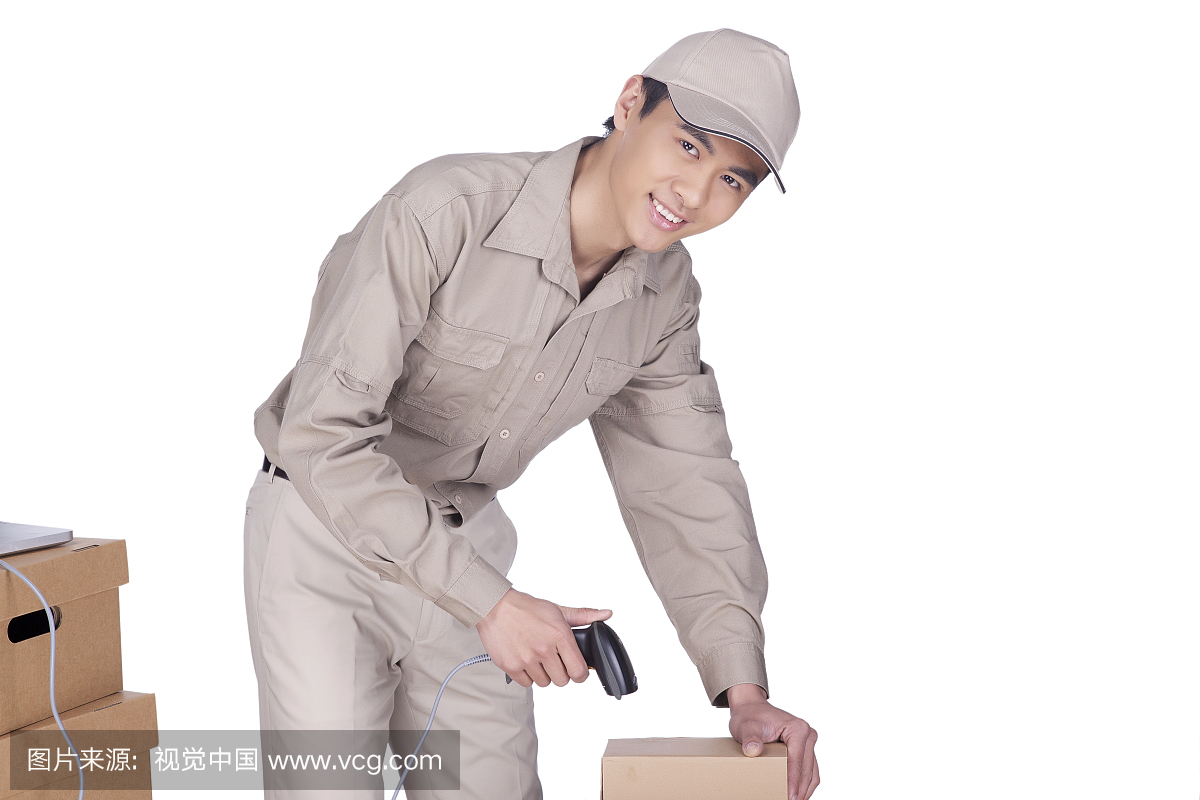 一个穿着工作服使用扫码器的青年快递员
