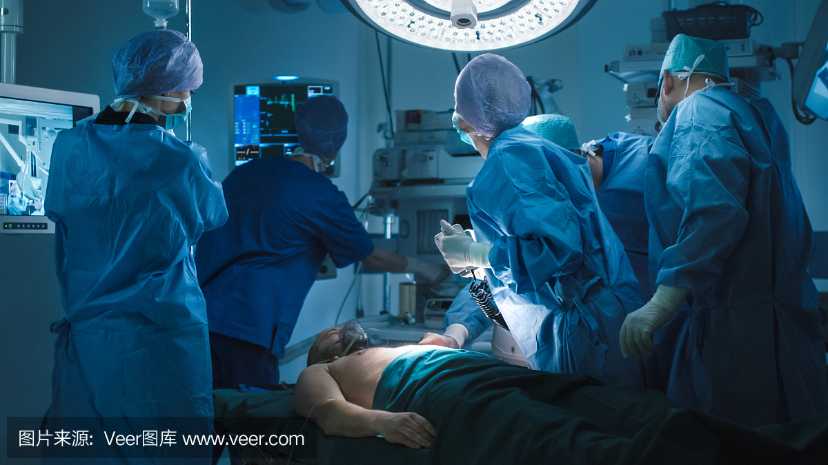 医疗队在现代手术室进行除颤。每个人都在看心