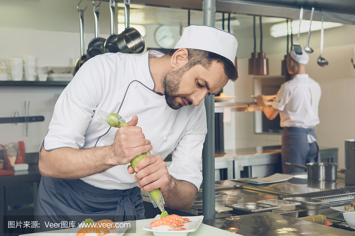 男人日本餐厅厨师在厨房里做饭