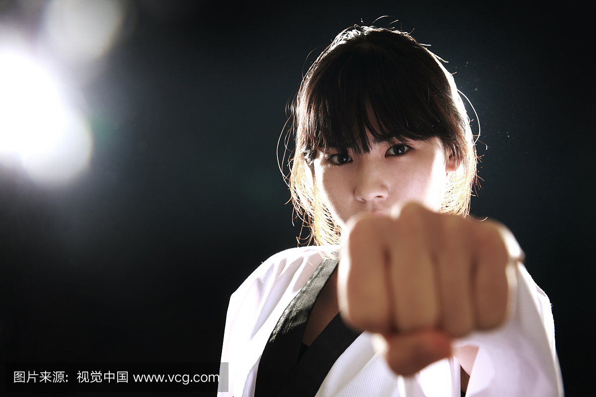 年轻女子训练,跆拳道