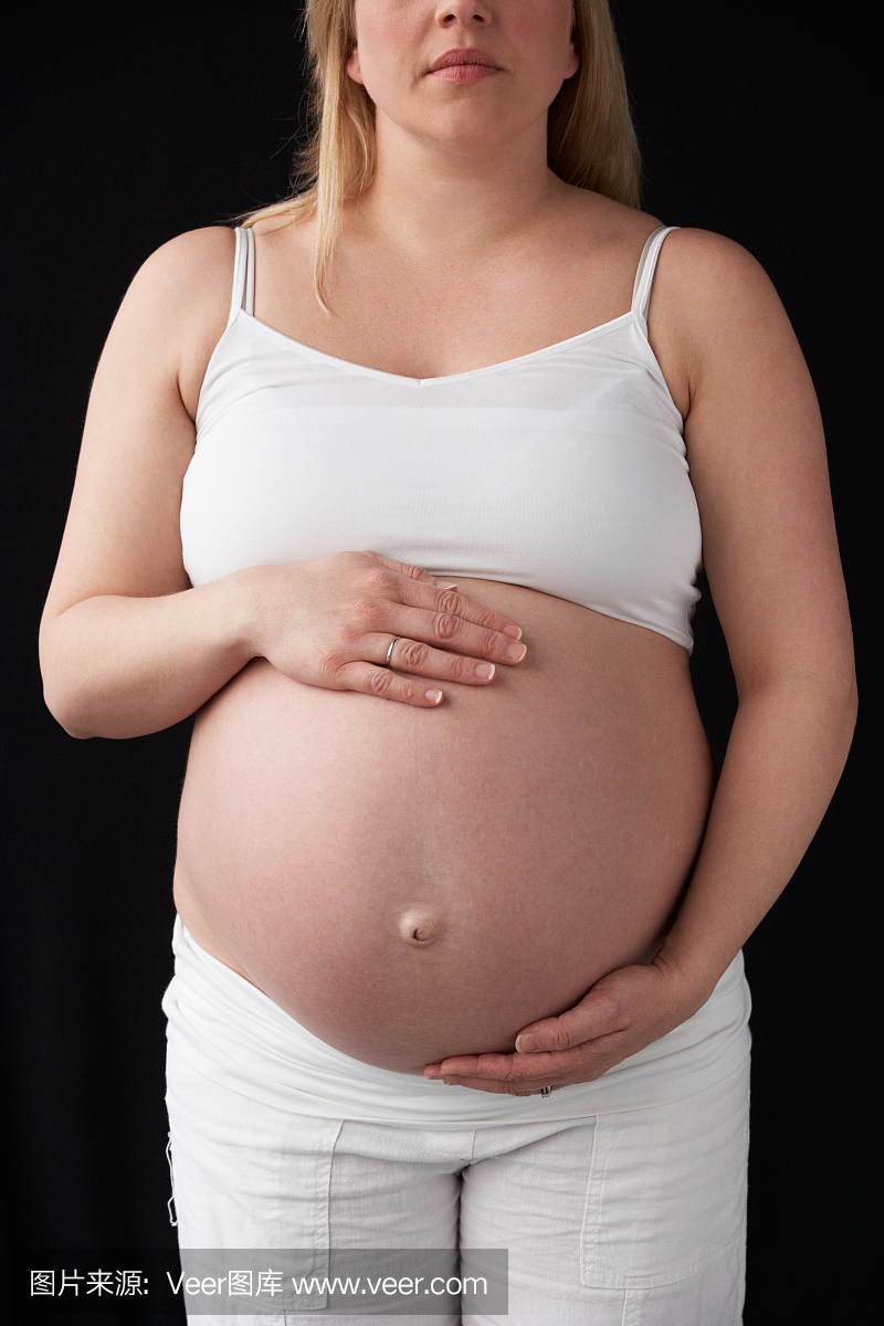 关闭9个月孕妇的肖像
