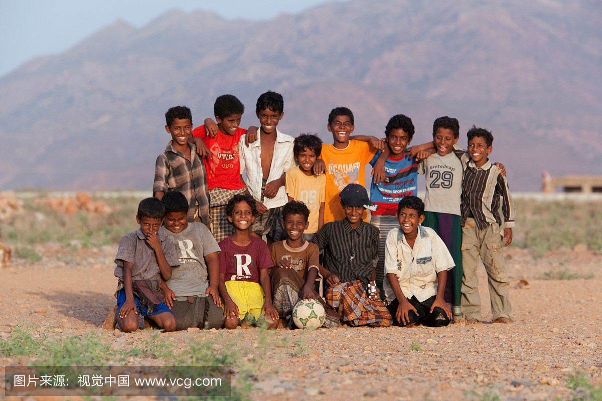 组织肖像的年轻男孩足球队在哈比卜,索科特拉