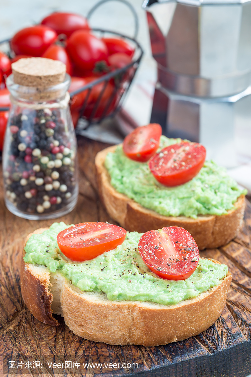 在烤过的面包上撒上三文治配土豆泥和樱桃西红