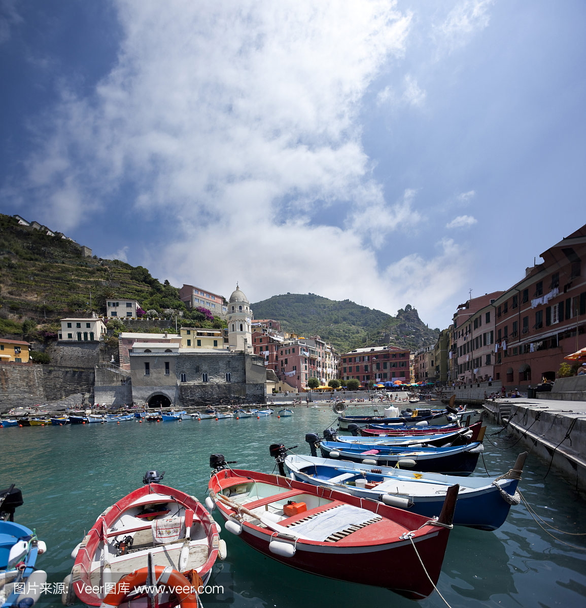 蓝天在意大利村Vernazza在五渔村