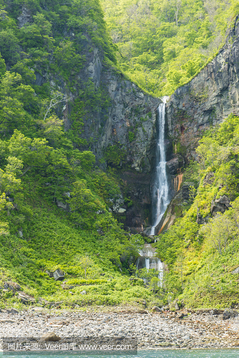 日本北海道知床半岛海岸上的瀑布