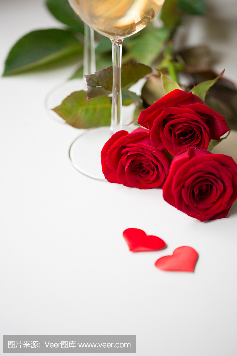 情人节那天或订婚结婚庆祝概念晚餐用酒和玫瑰