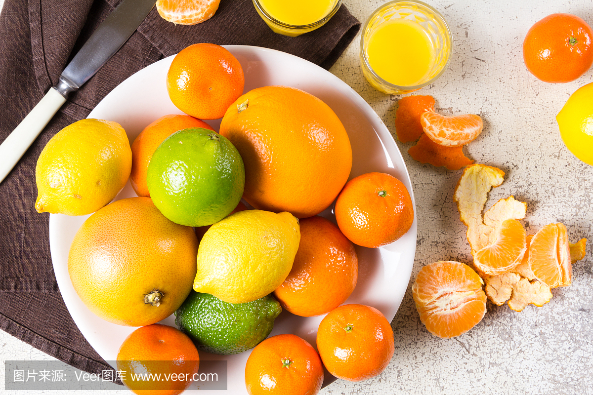 不同种类的柑橘在白色背景上