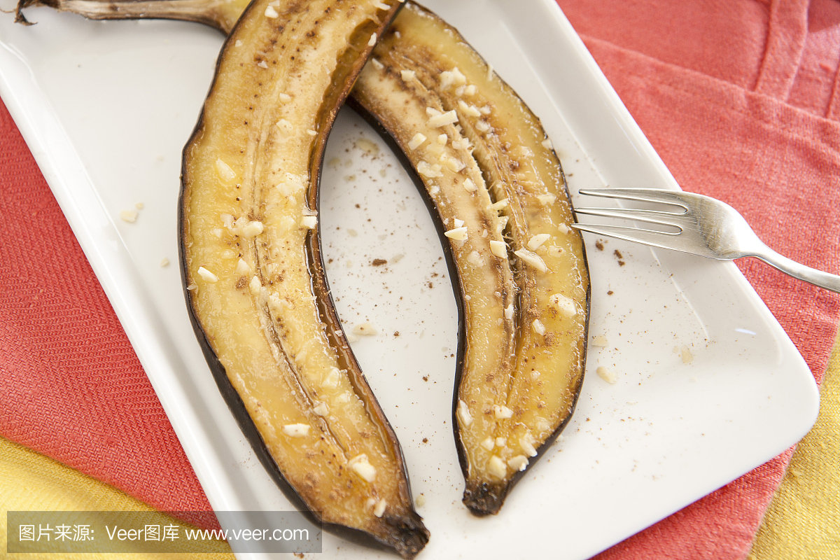 Baked grilled banana halves with honey and nu
