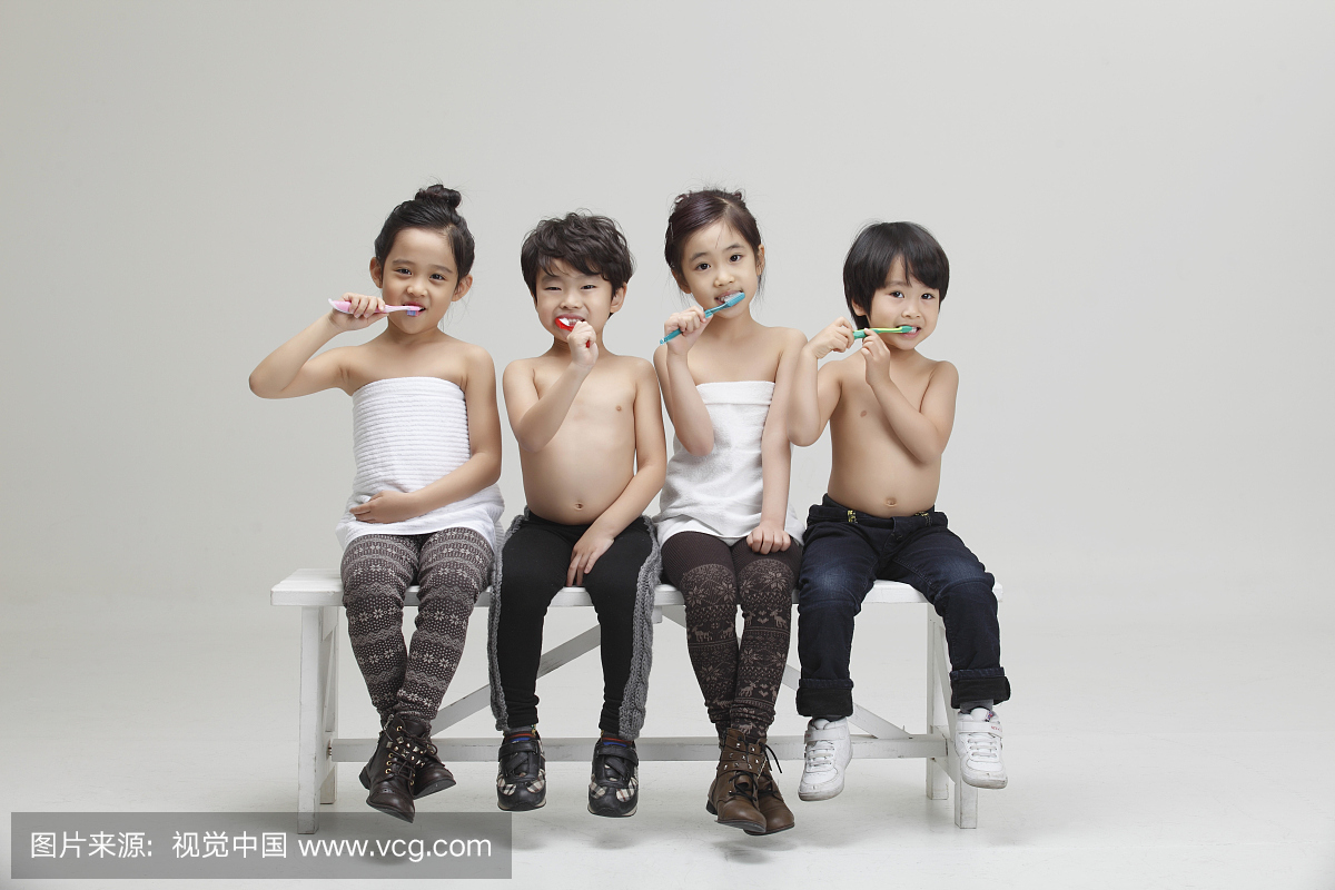 女孩和男孩用毛巾和牙刷,韩国人