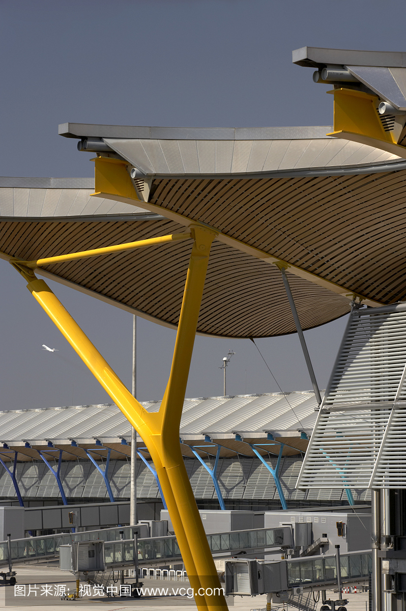 1997 - 2005年马德里巴拉哈斯机场航站楼。西