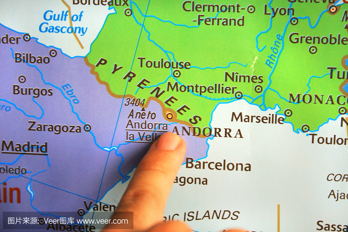 孩子在地图上显示法国 - 西班牙边界