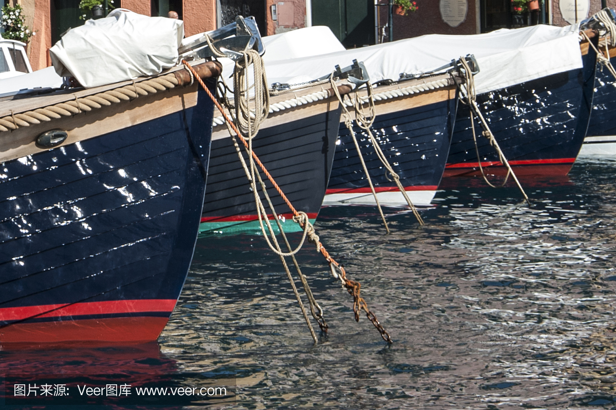 波托菲诺,利古里亚意大利 - 从海边看海岸。波