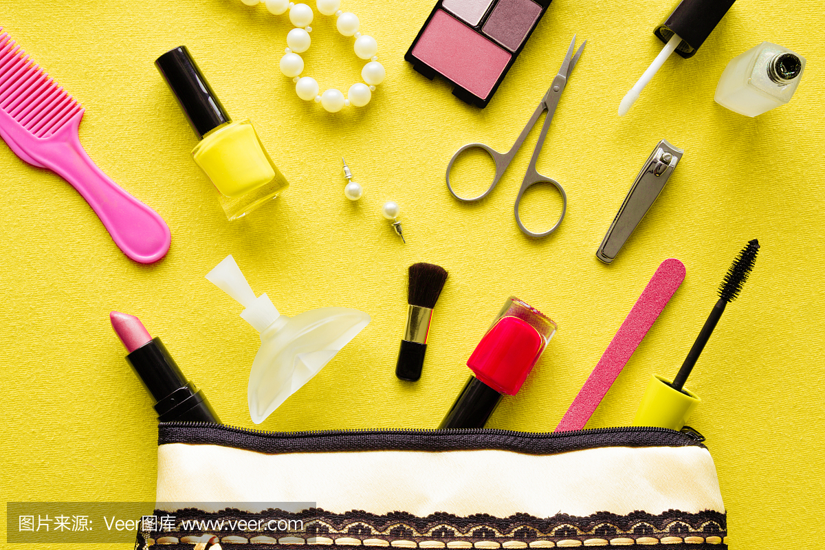 与包在黄色背景上的各种装饰化妆化妆品。简单