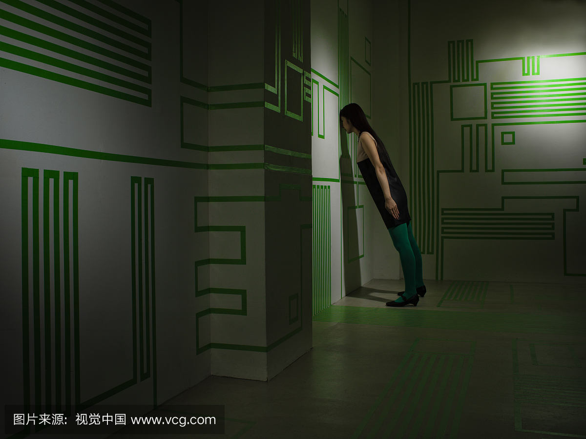 女人在电路板房间