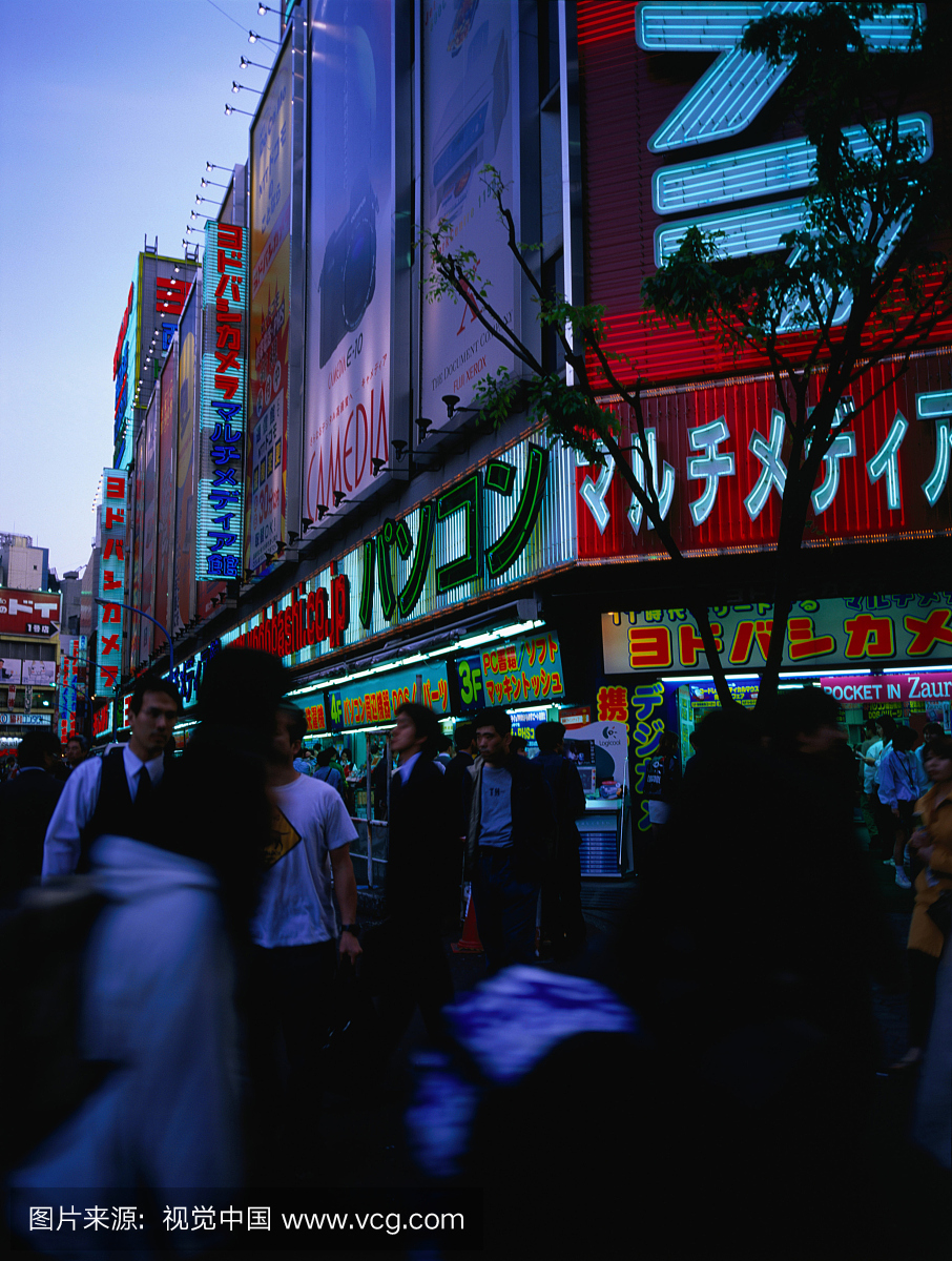 傍晚和购物者都在新宿区。东京是购买电子商品
