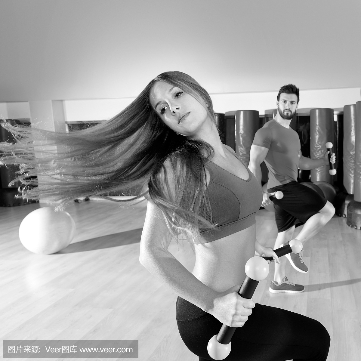 zumba舞蹈有氧运动员组在健身房