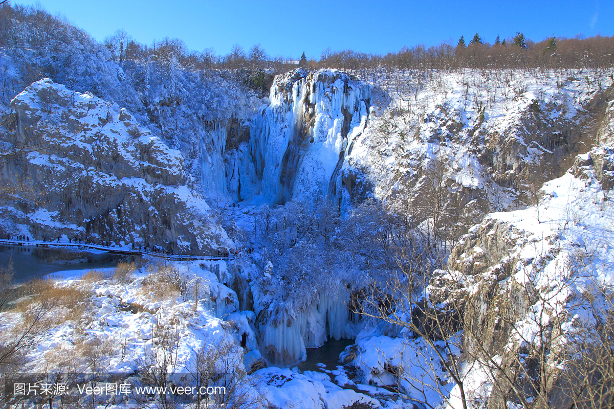 十六湖,克罗地亚国家公园,与冻结瀑布的冬季景