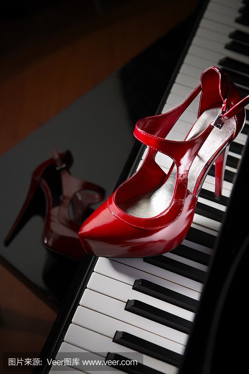 红色高跟鞋在钢琴键上