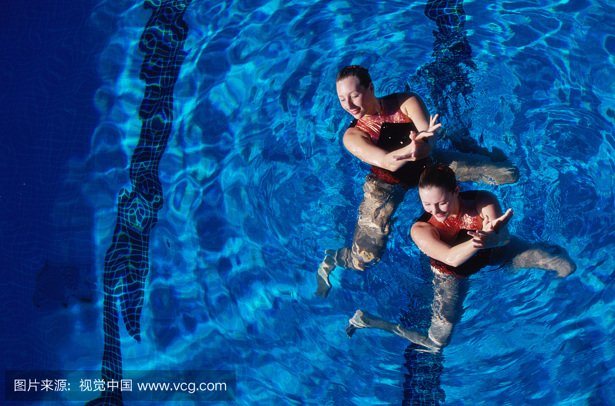 两位女性同步游泳运动员做日常生活,高架视野
