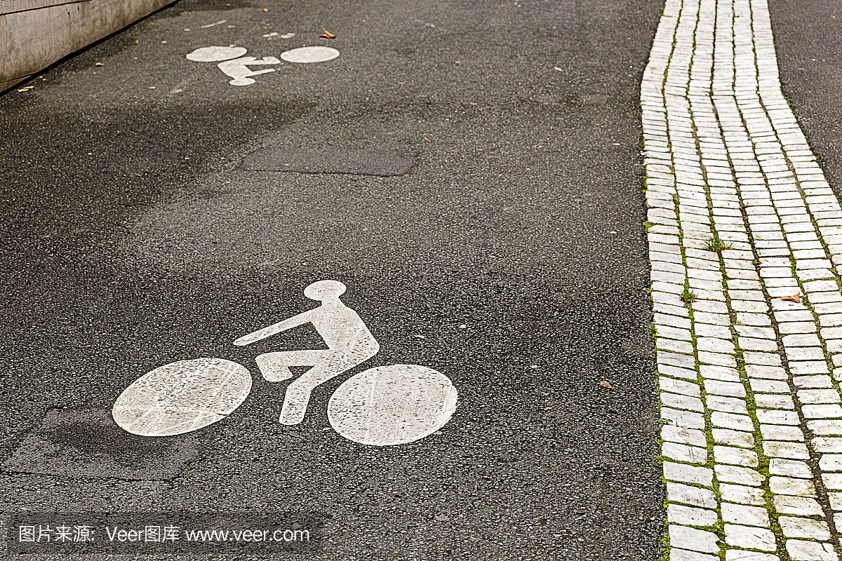 在沥青上涂漆的标志,用于自行车专用车道