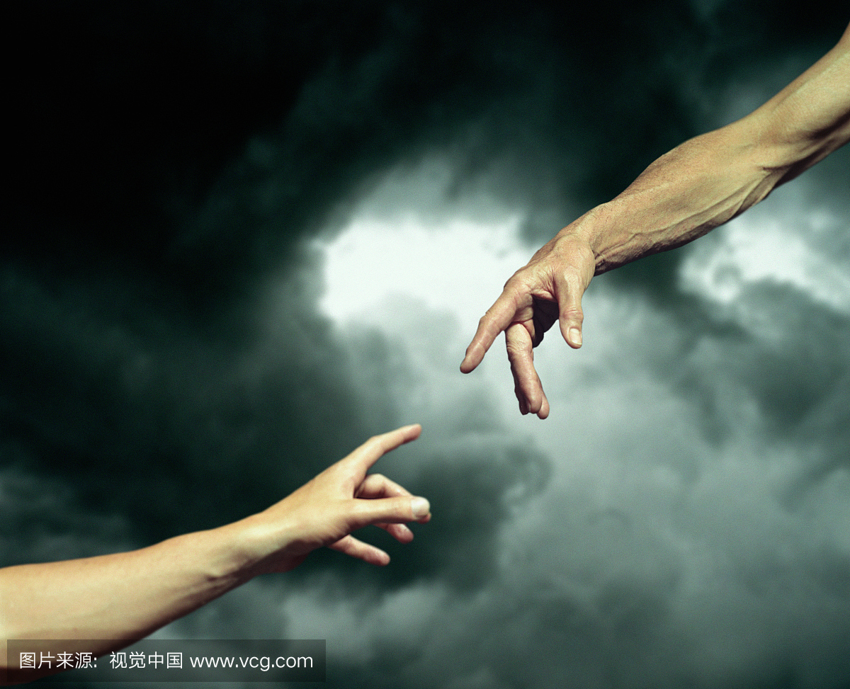 两名男子触摸食指