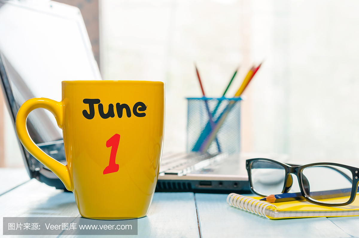六月一号月的日子1,彩色日历上午咖啡杯在营业