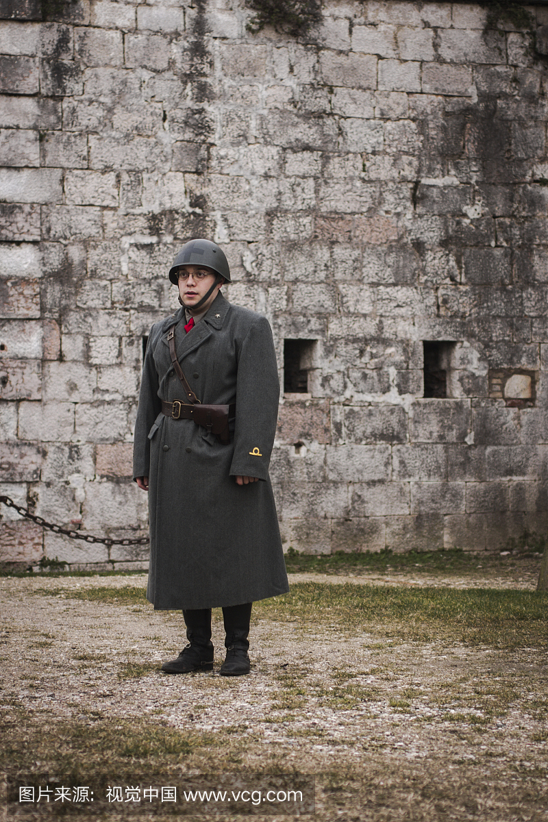 第三个萨沃亚骑兵团第二中尉戴着大衣和头盔,