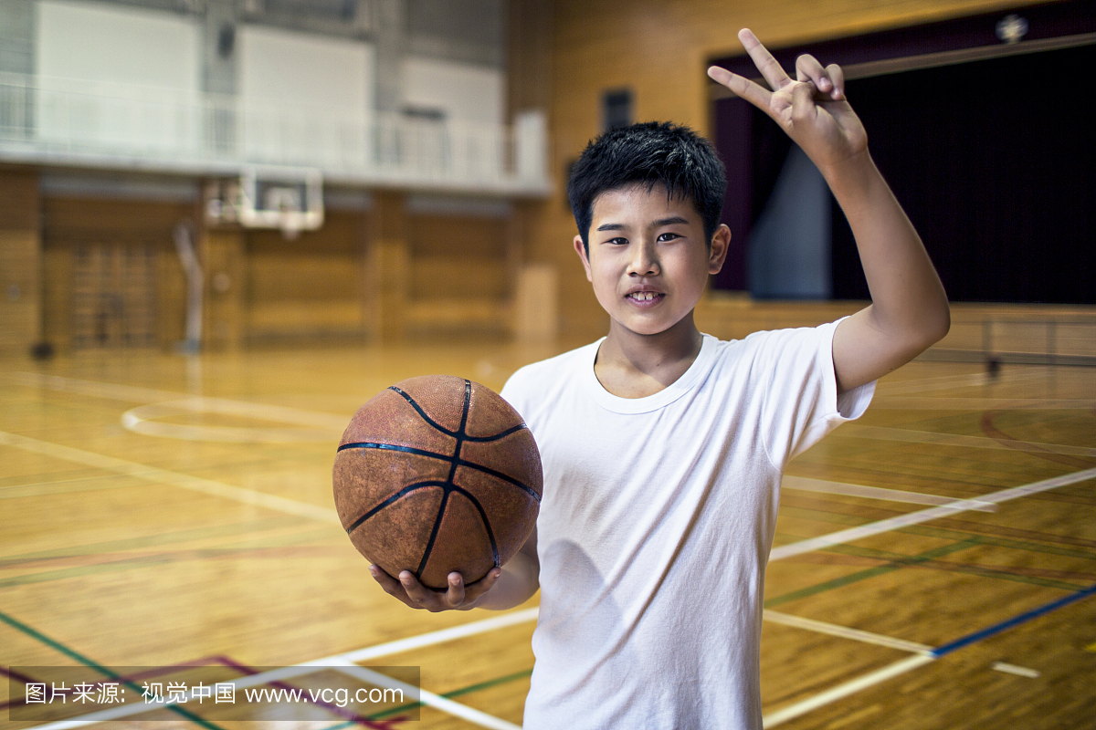 日本学校男孩打篮球