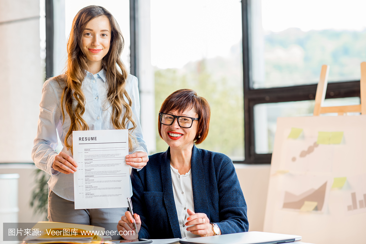 在办公室的简历的年轻女子