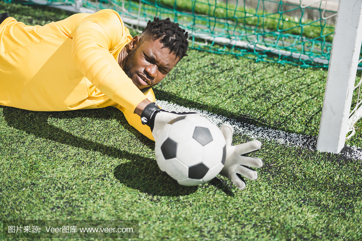 非洲裔美国守门员在足球比赛期间捕捉球的肖像