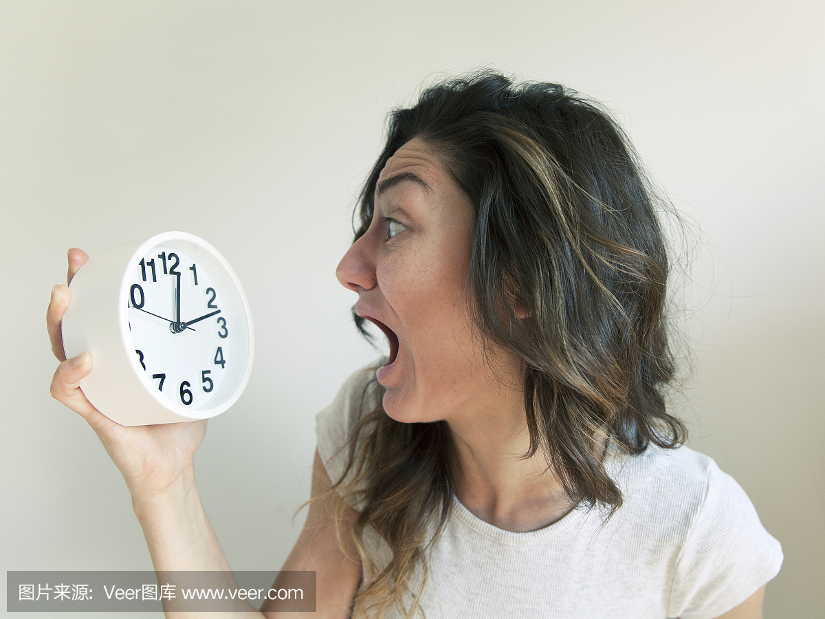 时间管理迟到的概念与女人和时钟