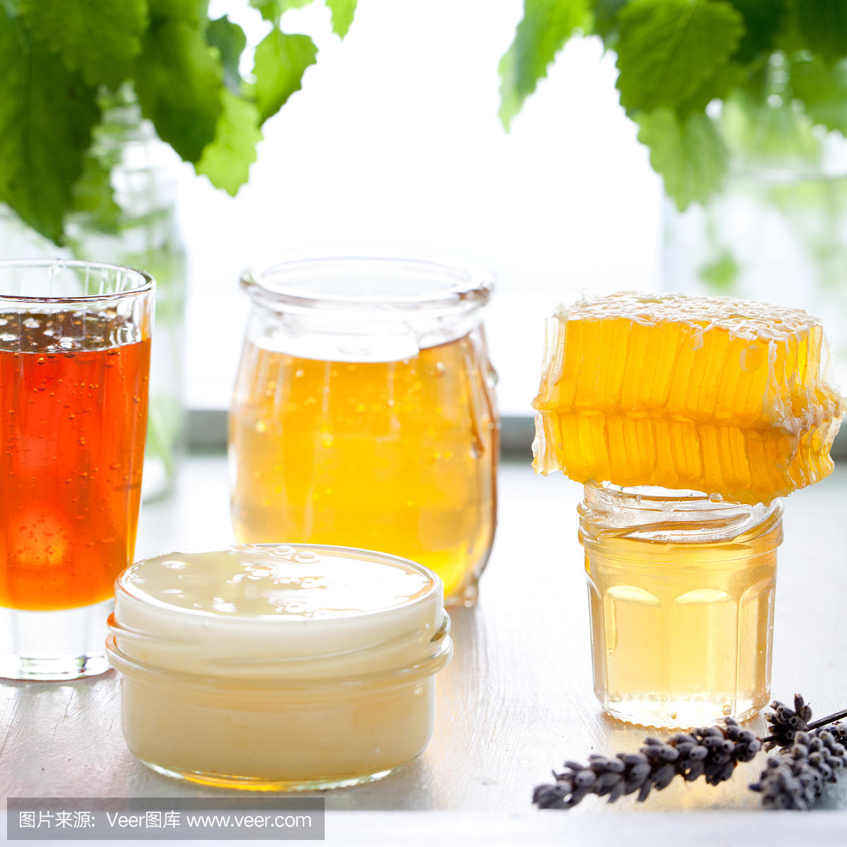 蜂蜜种类繁多,蜂窝状在玻璃瓶中。