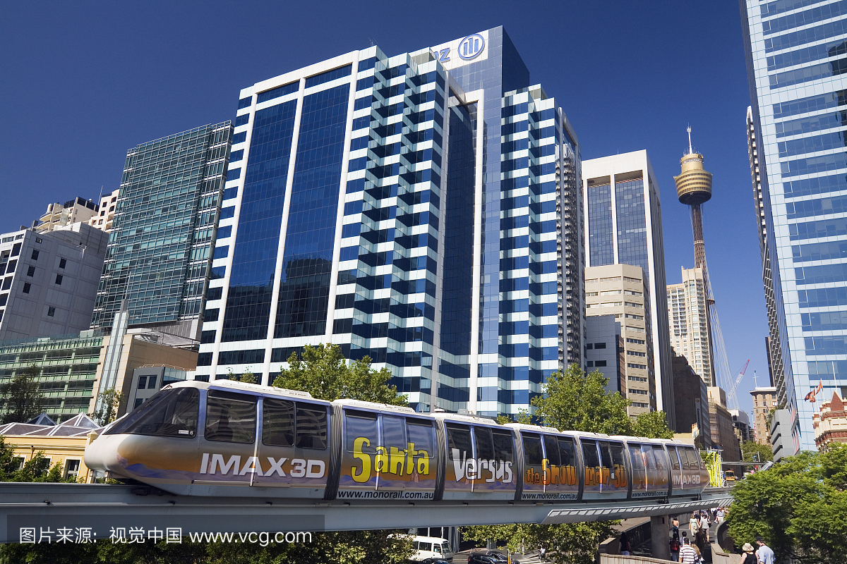 达令港的单轨列车与城市天际线在背景中。